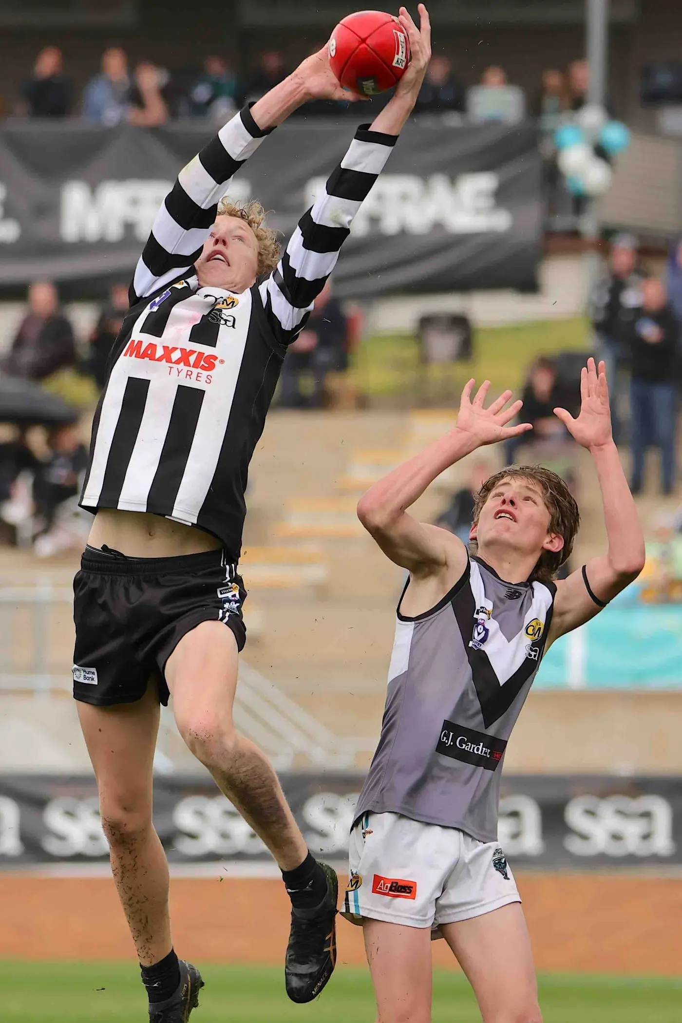 INTERCEPT: William Petersen takes a brilliant mark in defence. PHOTOS: Marc Bongers