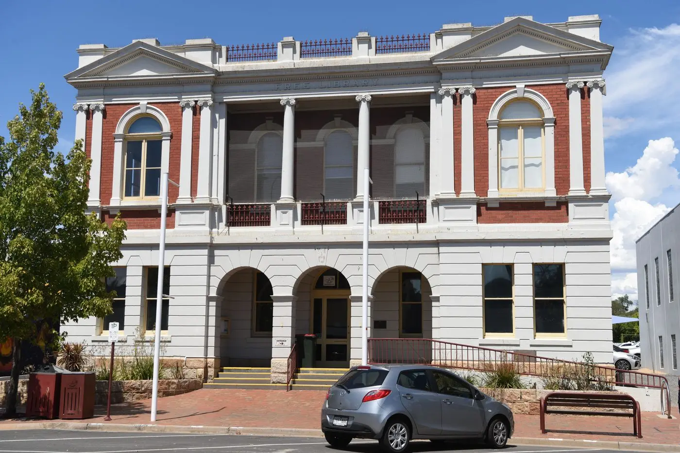 WAITING: Wangaratta\\'s former visitor information centre in Murphy Street has not yet attracted a suitable tenant.\\n