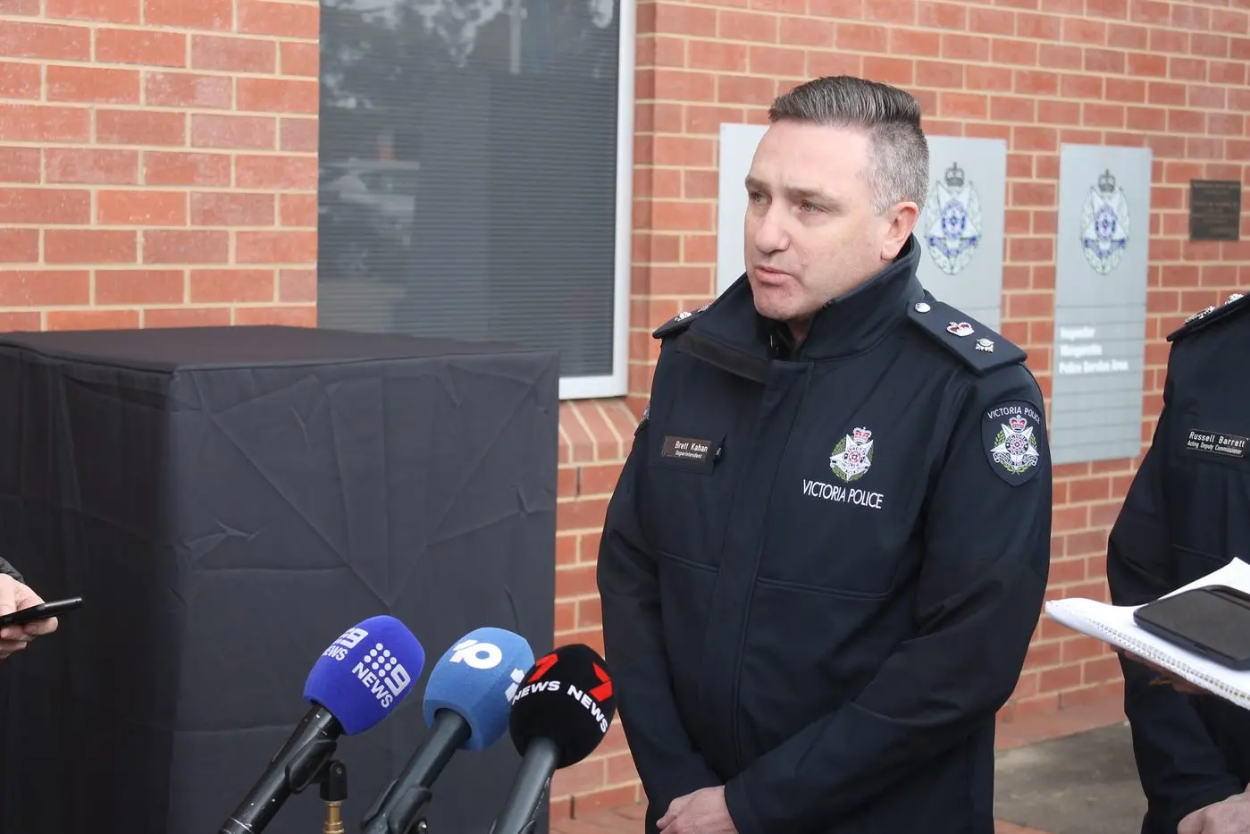 CHANGING THE NARRATIVE: Superintendent Brett Kahan, pictured speaking to media last Thursday, on Monday said police believed their fugitive Dezi Freeman was being assisted in avoiding apprehension. PHOTO: Bailey Zimmermann