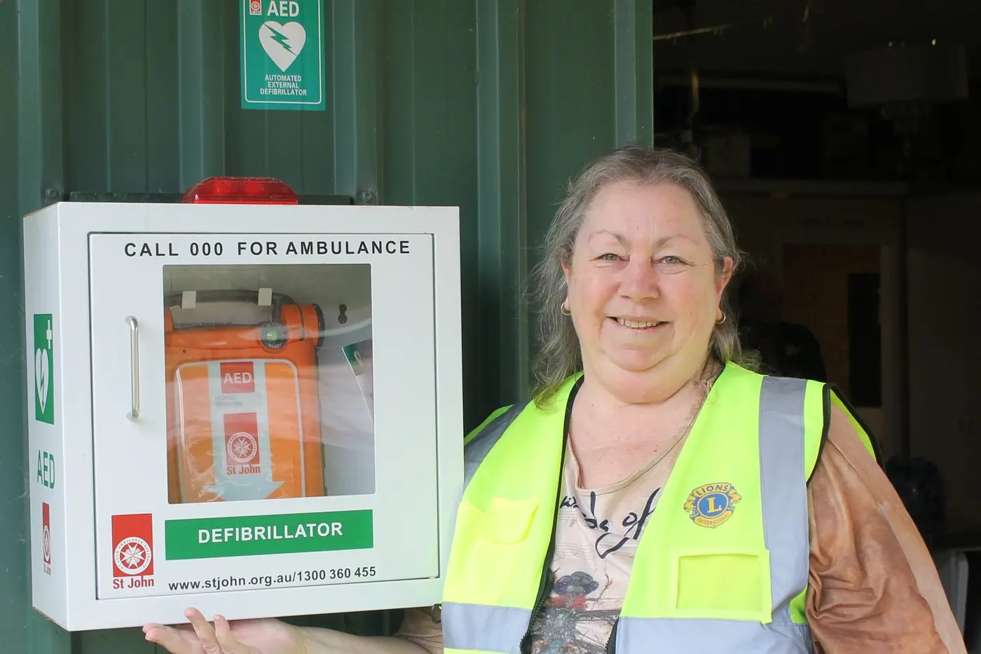 EMERGENCY GEAR EQUIPPED AT LIONS\\u2019 CLUB: Bright Lions Club secretary, Chris Jenvey, is pictured with an AED on the exterior of the clubrooms at Pioneer Park. It is one of two publicly accessible 24/7 that were added in the community in the past year. PHOTO: Phoebe Morgan