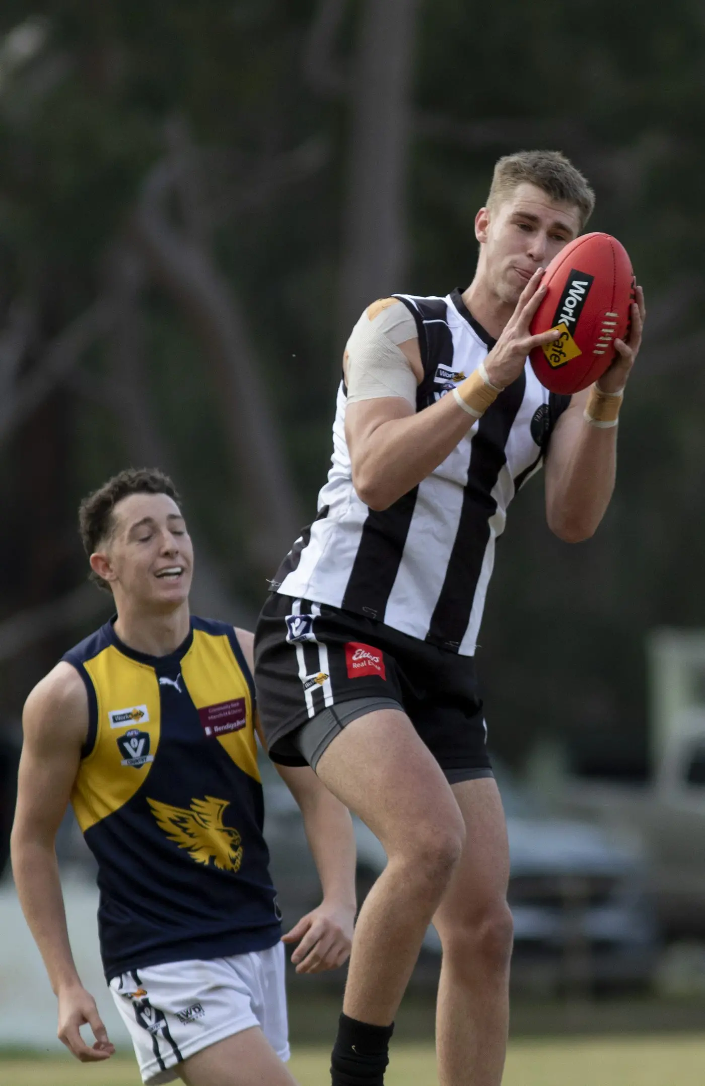 CONTESTED MARK: Cohen Paul leaps in front of his Mansfield opponent to take a strong mark. PHOTOS: Dale Mann