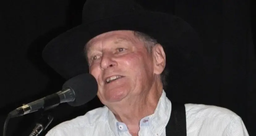 Tom brings catchy country tunes to Da Vinci Social Club