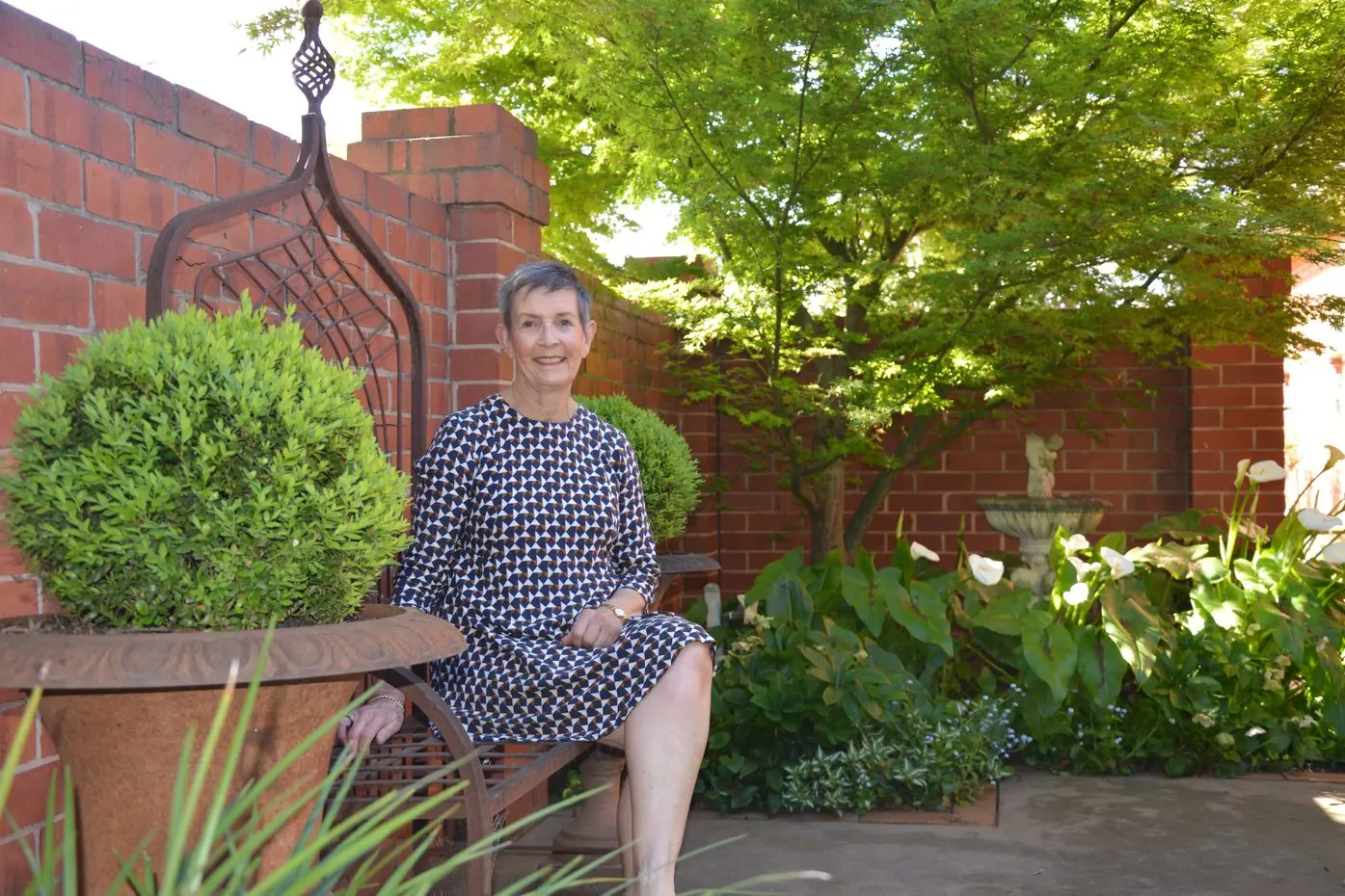 GARDEN SANCTUARY: When Robyn Snowdon moved from an acreage property in Oxley to central Wangaratta six years ago, she began to add her own style to the existing garden, creating beautiful spaces which can be enjoyed in all seasons. The garden is one of three which will be open to the public on Sunday, 19 October, as part of a fundraising event for Wangaratta\\'s Friends of Lacluta. PHOTO: Anita McPherson