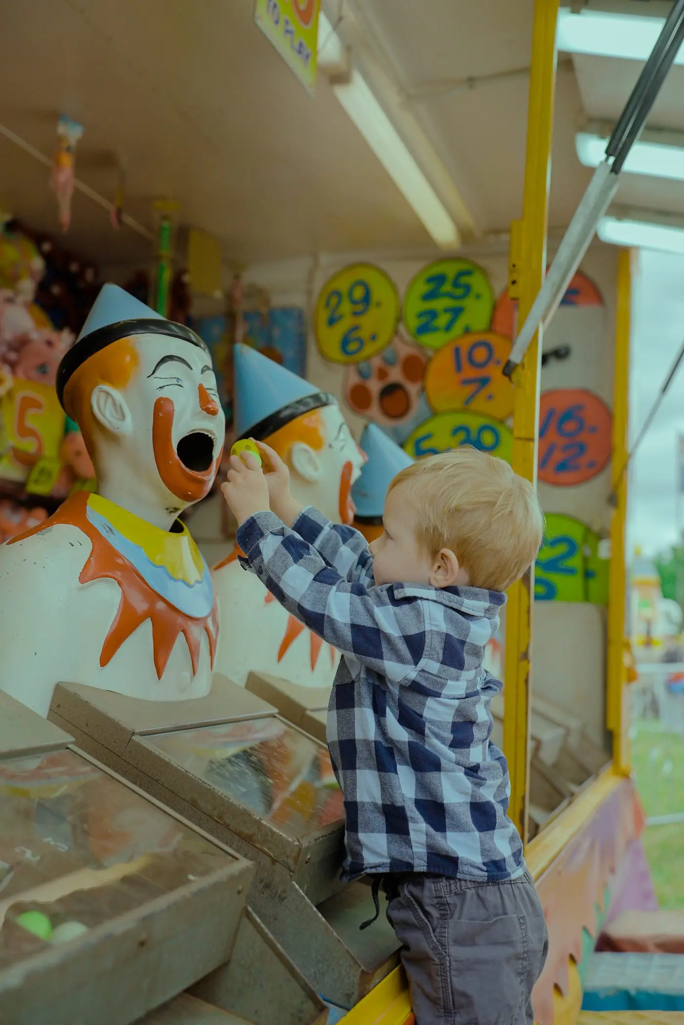 BIG STRETCH: Rutherglen Agricultural Show president Greg Lumby\\u2019s two-and-a-half-year-old grandson Hugh Ryan had fun at the side show alley laughing clowns. PHOTO: WHYTE FILMS/Bayley White.